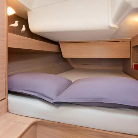 Rent A On A Sailing Yacht! Botel *