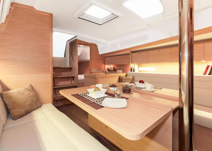 Rent A On A Sailing Yacht! 船屋