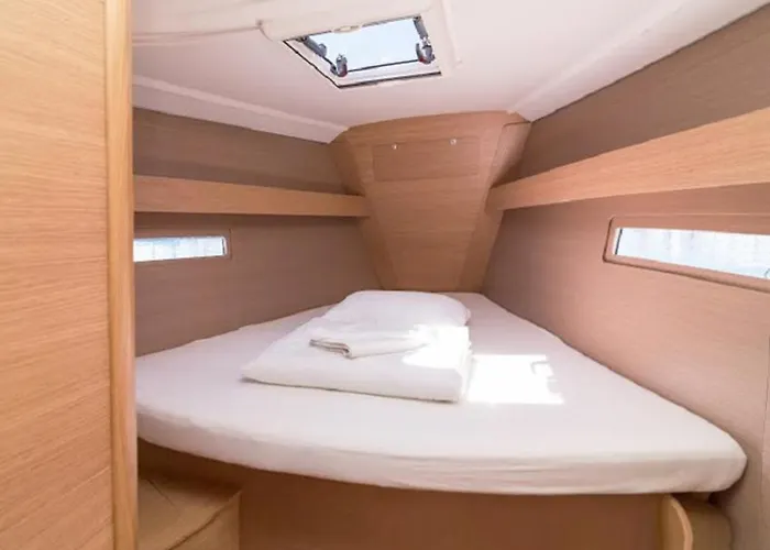 Rent A On A Sailing Yacht! 船屋 *