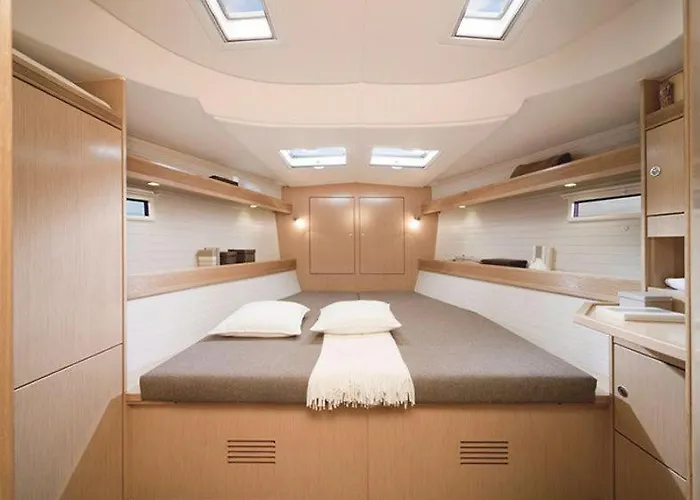 船屋 Rent A On A Sailing Yacht!