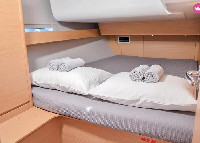 Hotel en barco Rent A On A Sailing Yacht!