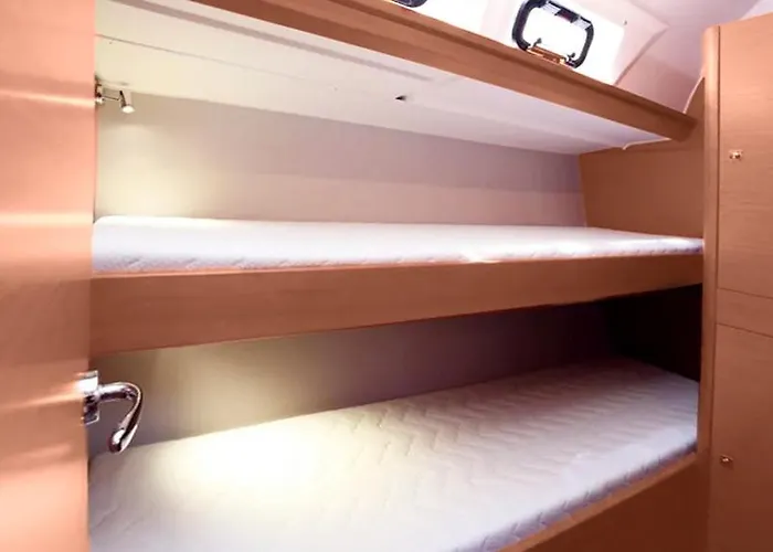 Hotel en barco Rent A On A Sailing Yacht! Pula