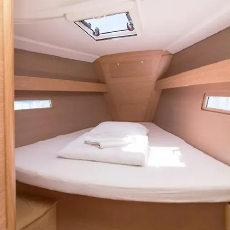 Rent A On A Sailing Yacht! Botel *